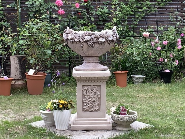 土田雅大ブリーダーのブログ：新しく届いた花台と鉢